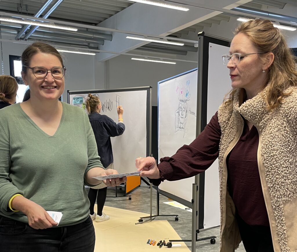 Imperfect Actions-Workshop Karten verteilen