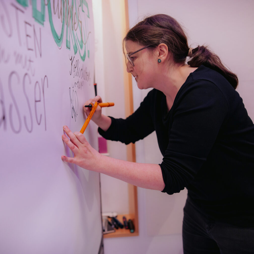 Katrin Mäntele zeichnet ein Graphic Recording