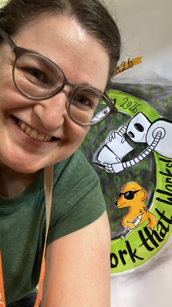 lernOS Convention - Katrin vor dem Graphic Recording